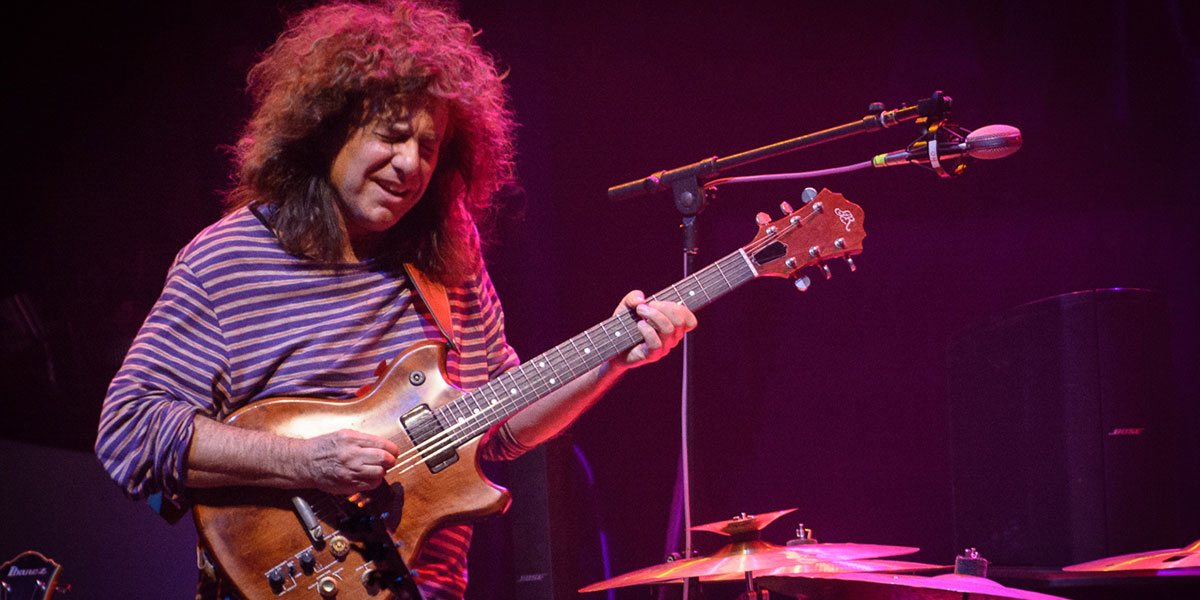 Jazz Guitarist Pat Metheny live in concert with his Roland G-303 guitar and Roland GR-300 guitar synthesizer